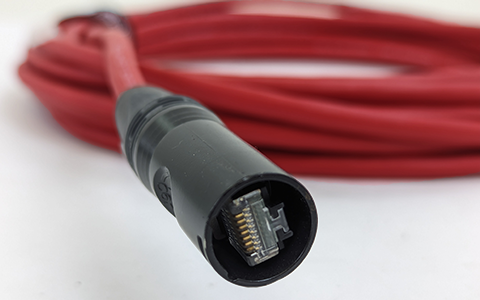 Fast cable with a cat box in photo